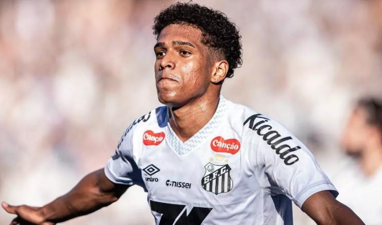 每体：巴萨已放弃引进桑托斯左后卫索萨，球员接近转会热刺