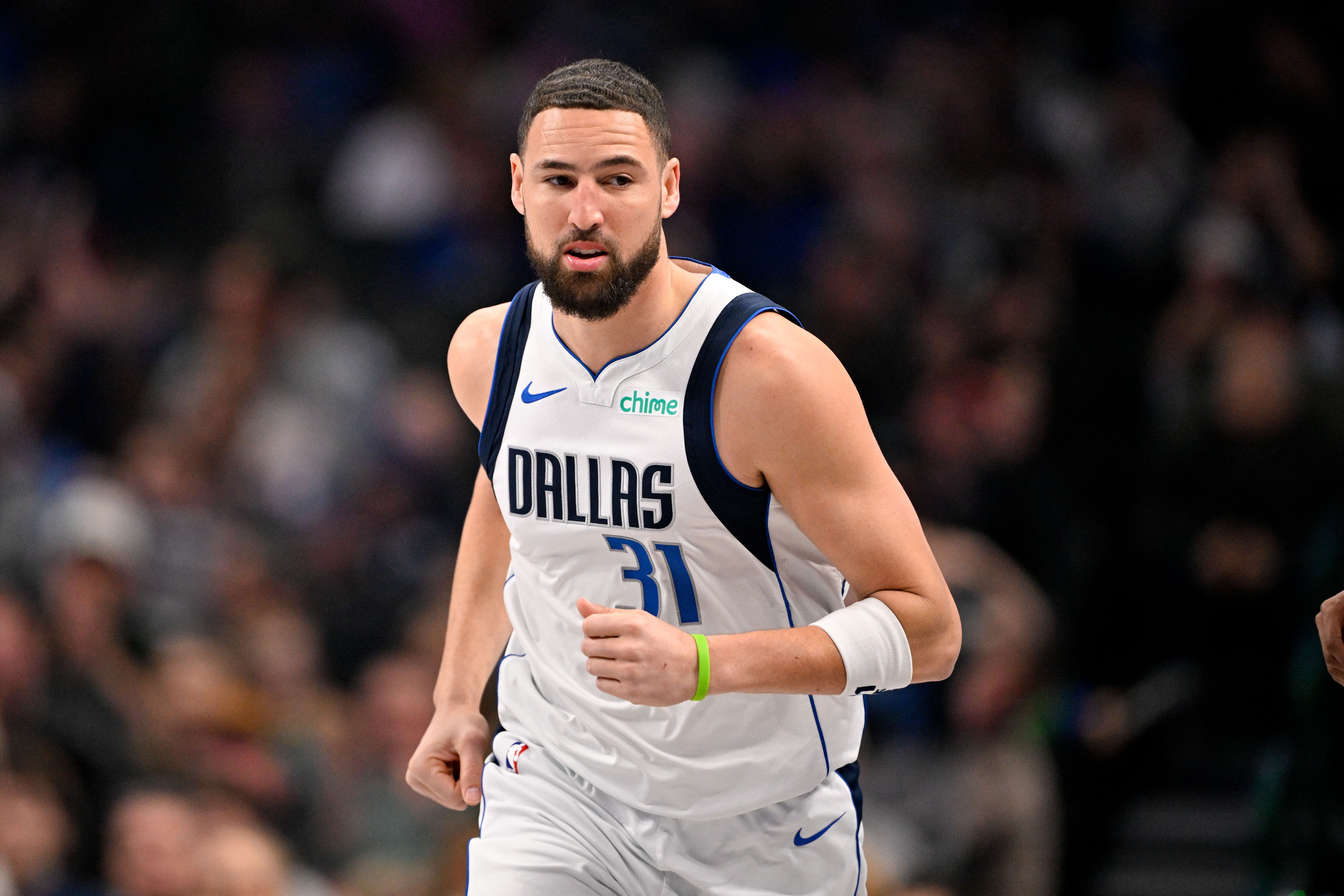 8868体育-百步穿杨！克莱底角埋伏 不沉球三分速射洞穿篮心