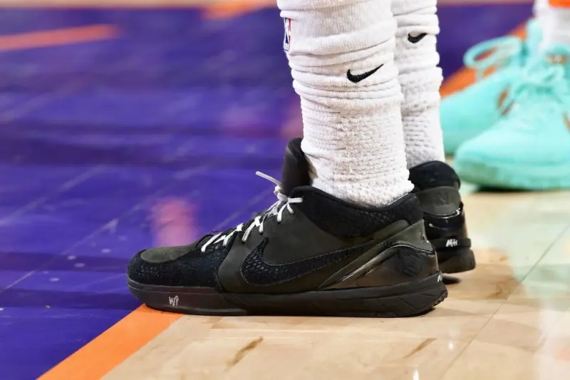 8868体育平台-狄龙穿着Kobe4，空砍33分7篮板1助攻